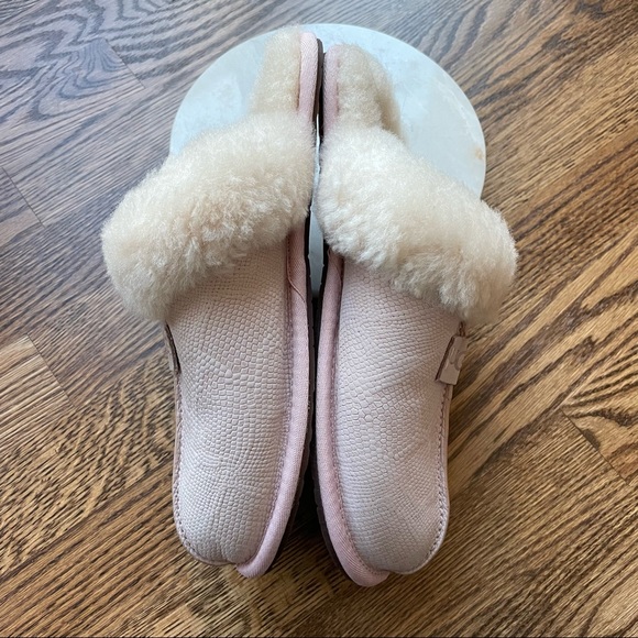 UGG Scuffette II Snake Embossed Shearling Slippers Quartz Pink NEW SOLD OUT Sz 8 - Picture 3 of 11